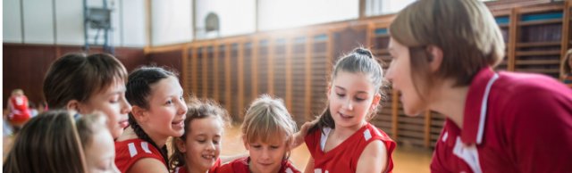 female-school-basketball-team-playing-game-picture_1