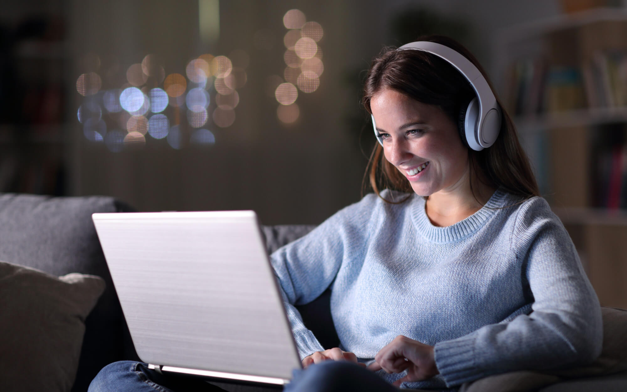 smiling-women-laptop