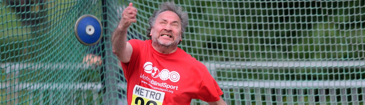 visually-impaired-man-throws-discus