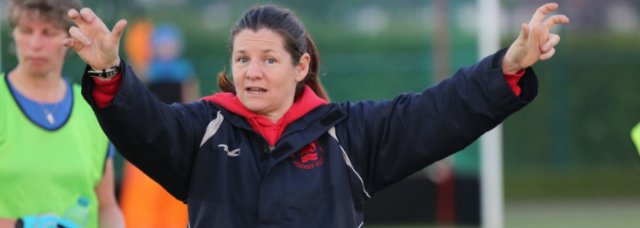 Hockey coach Wendy Russell delivering a session